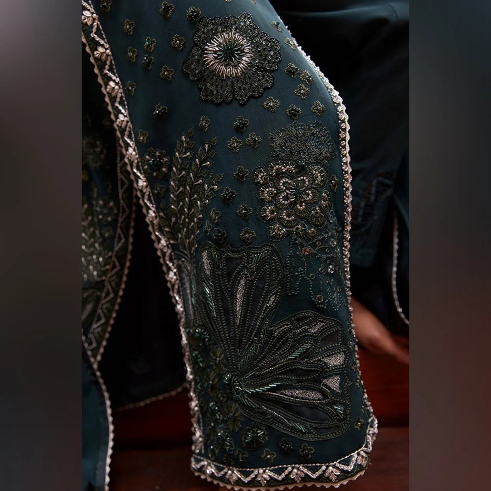 Pakistani dress DARK GREEN EMBROIDERED GRIP SILK. Worn once for 1 hour. - Picture 2 of 4